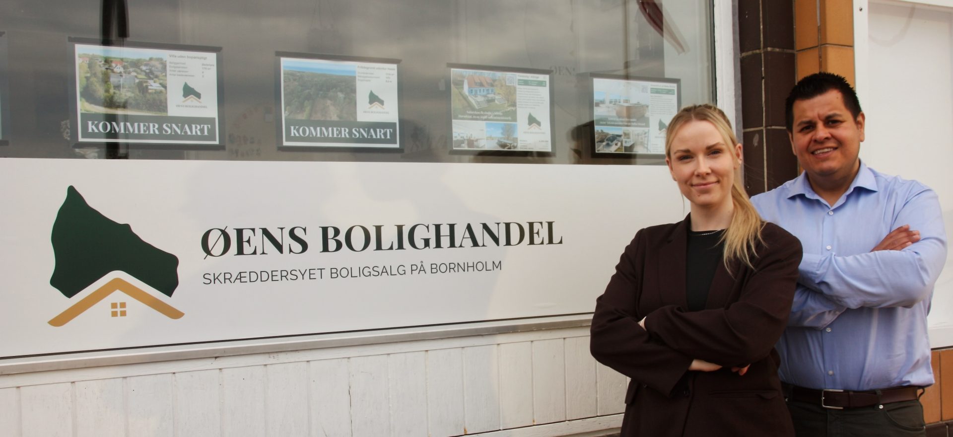 Indehavere foran Øens Bolighandel, ejendomsmægler på Bornholm